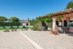Child-friendly villa with barbecue, private pool & terrace - Image 5