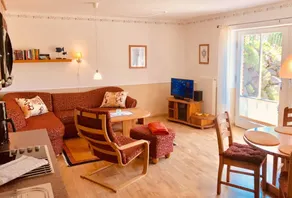 Ein-Steinwurf-zum-Ostseestrand-Ferienwohnung-Martha-mit-Terrasse - Image 2