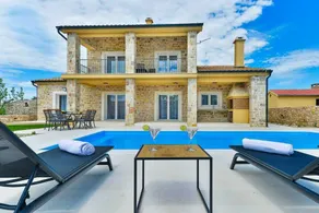 Villa with terrace - Image 3