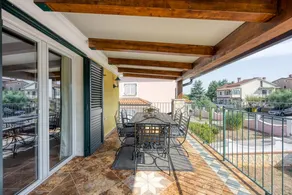 Flat with garden & pool - Image 4