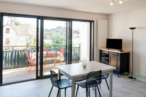 Appartement de vacances entièrement équipé avec internet haut débit, jardin et terrasse | Vue jardin - Image 4