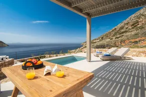 Villa avec piscine privée, jardin et terrasse | Vue sur l'eau - Image 3