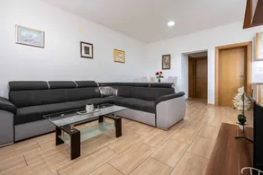 Charming apartment with garden & terrace | City view - Image 5