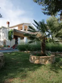 Holiday home with barbecue, terrace & garden - Image 5