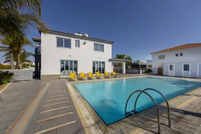 Villa with private pool - Image 3