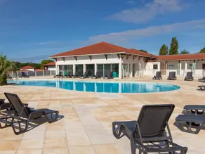 Apartment with heated pool - Image 2