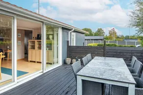 Holiday home with garden & terrace - Image 2