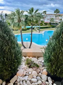 Merveilleux appartement de vacances entièrement équipé avec terrasse, internet haut débit et piscine | Vue plage | À côté de la plage - Image 5