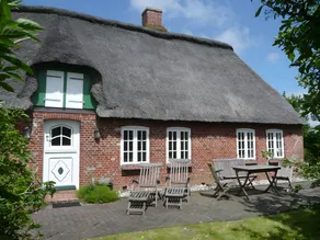 Holiday home with terrace & garden | Garden view - Image 4