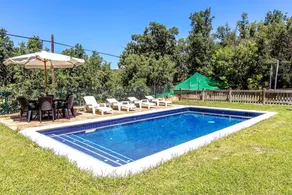 Villa with barbeque, garden & private pool - Image 2