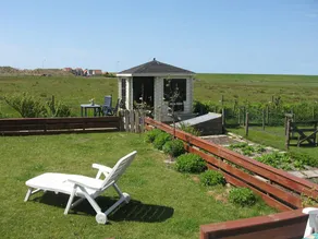 Holiday home with garden & terrace - Image 4