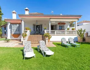 Fully equipped ample holiday home with terrace, garden & barbecue | Pool view | Pets allowed - Image 4