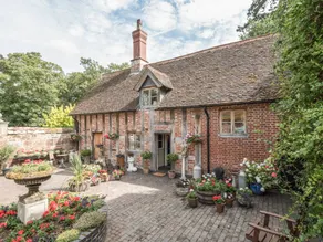Cottage with garden - Image 3