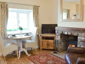 Cottage with hot tub & garden - Image 3