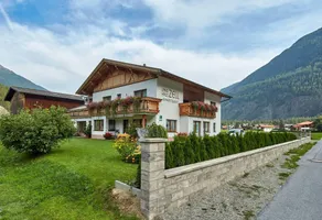 Family-friendly charming apartment with garden & terrace | Garden view - Image 2