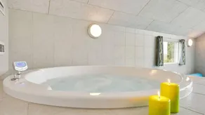 House with jacuzzi, garden & terrace - Image 3