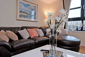 Apartment with hot tub & garden - Image 2