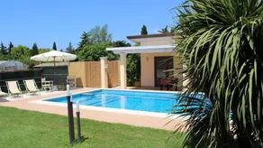 Maison avec jacuzzi, jardin et terrasse - Image 2