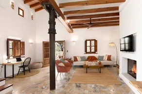 Holiday home with barbeque, pool & garden | Mountain view | Suitable for remote work - Image 2