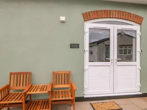 Cottage with garden & barbeque | Beach view - Image 3