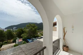 Maison avec piscine, terrasse et jardin | Vue montagne - Image 2