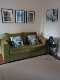 Open Plan 3 Bedroom House Garden and Outdoor Seating Driveway Parking Short Drive to City Centre - Image 2