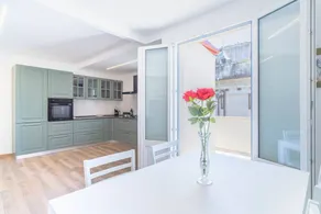 Appartement de vacances entièrement équipé avec terrasse et internet haut débit | Vue ville | Parfait pour le travail à distance | Avec animaux acceptés - Image 2