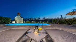 House with terrace, garden & pool - Image 4