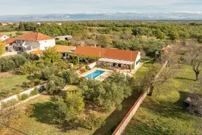 Voll ausgestattete wunderschöne Villa mit Garten, Grill und privatem Pool | Bergblick - Image 3