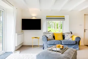 Cottage with garden & hot tub - Image 3