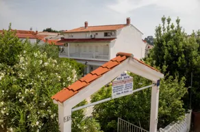Holiday apartment with BBQ, garden & terrace - Image 2