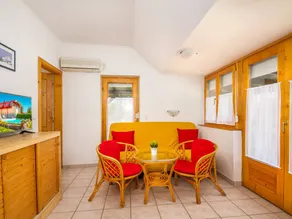 Flat with terrace, BBQ & pool | Lake view - Image 4