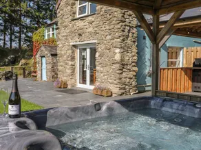 Cottage with garden & hot tub - Image 3