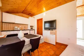 Apartment with terrace & garden | Garden view - Image 5
