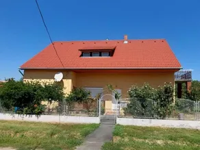 Lovely holiday home with BBQ, private pool & garden | Dogs allowed - Image 2