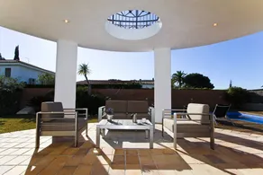 Villa with terrace, garden & private pool - Image 2