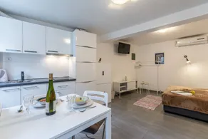 Apartment with garden - Image 3