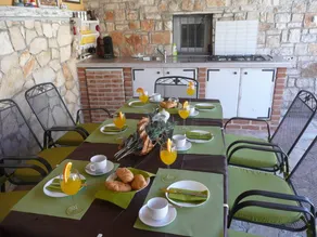 Fully equipped spacious house with barbecue, terrace & garden - Image 5