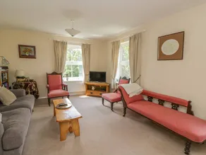Child-friendly cottage with garden - Image 2