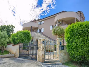 Apartamento vacacional con jardín - Image 4