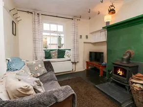 Cottage with hot tub, barbeque & garden - Image 5