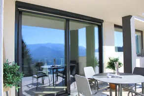 In panoramischer Lage, modernes Apartment im ersten Stock einer neuen Residenz mit SPA. Große Fenster rahmen die einzigartige Landschaft des Comer Sees. Dieses Apartment verfügt über eine schöne Terrasse mit Tisch, Stühlen und Sofa. Das Wohnzimmer ist ein - Image 3