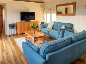 Children-friendly pleasant cottage with BBQ, private pool & garden - Image 2
