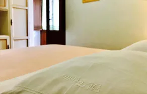 Chambre chez l'habitant avec jardin et piscine | Vue piscine - Image 3