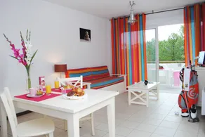 Charmant appartement en copropriété adapté aux familles avec terrasse, piscine et sauna | Vue golf - Image 3