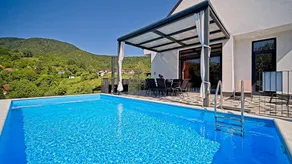 Villa with BBQ, garden & pool - Image 2