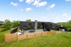 Holiday home with jacuzzi, sauna & terrace - Image 2