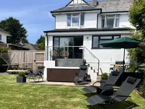 Cottage with garden & jacuzzi - Image 2