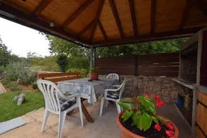 Charming apartment with barbeque & garden - Image 2
