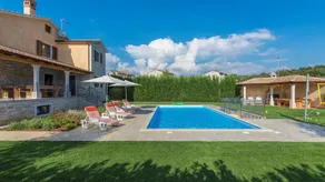 Family-oriented flat with barbeque, garden & private pool - Image 5